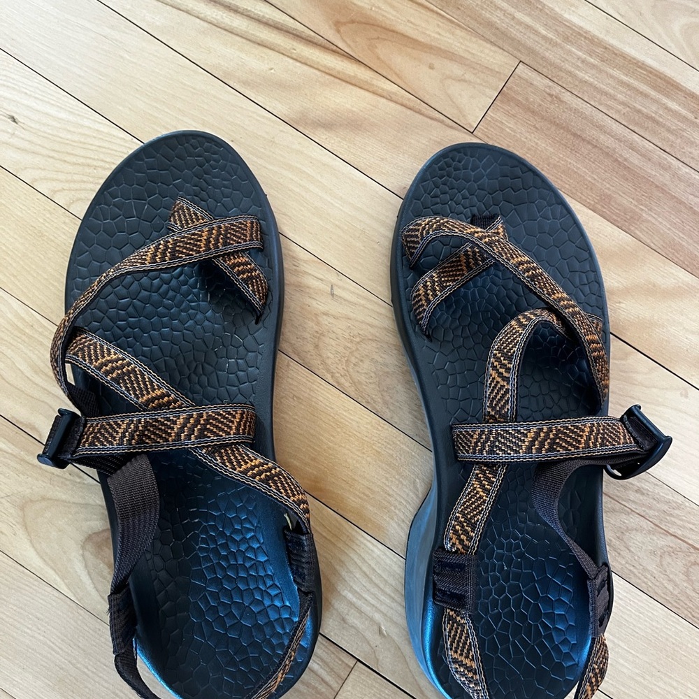 Like-NEW Men’s Chaco updraft z2 toe strap gold/brown Sandals, 12